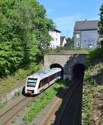 Neben zahlreichen Brücken bietet die Bahnstrecke Solingen - Remscheid - Wuppertal auch 2 Tunnel welche sogar sehr fotogen sind. Hier verlässt ein LINT gerade den 60 Meter langen Weyersberger Tunnel bei Solingen Grünewald in Richtung Remscheid.

Solingen 19.05.2023