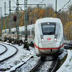 Diesen ICE4 habe ich Ende November 2024 während der schnellen Durchfahrt am Bahnhof in Schwelm abgelichtet.