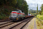 Die dieselhydraulische Vossloh G 12 – 4120 001-7 „Karl August“ (92 80 4120 001-7 D-KAF) der KAF Falkenhahn Bau AG (Kreuztal) fährt am 11 September 2024 mit Zug, bestehend aus leeren 4-achsiger Drehgestell-Flachwagen mit Seitenborden, Stirnwänden und Stahlfußboden, der Gattung Res-x 679.1 der DB Cargo AG, durch Scheuerfeld (Sieg) in Richtung Betzdorf (Sieg).

Übrigens, die Lok trägt den Namen des Firmengründers Karl August Falkenhahn, der die Baufirma 1919 in Kreuztal gründete. Die G12 wurde 2010 von Vossloh in Kiel unter der Fabriknummer 5001919, als Prototyp, gebaut und bereits auf der InnoTrans 2010 präsentiert, 2014 konnte ich sie selbst auf der InnoTrans 2014 als SLG Spitzke G 12 - SP - 012 (92 80 4120 001-7 D-VL) sehen und ablichten. Im Jahr 2017 wurde die Lok an die KAF Falkenhahn Bau AG (Kreuztal) verkauft. Aus Fachkreisen kann man hören dass es wohl nicht so ein guter Wurf war und so bleibt diese G 12 wohl ein Einzelstück. Lediglich von der diesel-elektrischen Variante (DE 12) wurden bisher 5 Stück gebaut. Die leistungsstärkere Serie G18 / DE 18 ist erheblich erfolgreicher.

Die G 12 wie auch die G 18 sind neue dieselhydraulische Lokomotiven der fünften Generation für den schweren Rangier- und Streckendienst von Vossloh Locomotives. Die G 12 mit 1.200 kW sowie die G 18 mit 1.800 kW. Angetrieben werden die Vierachser von den optimierten Turbo-Flex-Getrieben von Voith. Ein neues Drei-Wandler-Getriebe verbessert den Wirkungsgrad und ist mit einem leistungsfähigen Retarder zum verschleißfreien Bremsen ausgerüstet. Das Gesamtgewicht der Loks kann flexibel zwischen 80 und 90 t ausgelegt werden.

TECHNISCHE DATEN:
Spurweite: 1.435 mm (Normalspur)
Achsfolge: B‘B‘
Höchstgeschwindigkeit: 100 km/h
Dieselmotorleistung: max. 1.200 kW
Dieselmotor: MTU 8V 4000 R43 (L)
Dieselmotordrehzahl 1.800 min-1
Abgasvorschriften: EU/2004/26 Stufe IIIA/prepared for stage IIIB
Anfahrzugkraft: 259 kN
Dienstgewicht: 80 t
Raddurchmesser: 1.000 mm (neu) / 920 mm (abgenutzt)
Länge über Puffer : 17.000 mm
Größte Höhe: 4.310 mm
Größte Breite: 3.080 mm
Drehzapfenabstand: 8.100 mm
Achsabstand im Drehgestell: 2.400 mm
Strömungsgetriebe: Voith L 4r4 zseU2
Hydrodynamische Bremsleistung: max. 1.000 kW
Kleinster befahrbarer Bogenradius: 55 m