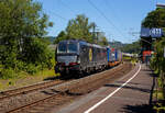 Die SIEMENS Vectron MS X4E – 664 / 193 664-0 (91 80 6193 664-0 D-DISPO) der BRCE - Beacon Rail Capital Europe (München) fährt am 25 Juni 2024 mit einem KLV-Zug durch den Bahnhof Scheuerfeld (Sieg) in Richtung Köln. Nochmals einen lieben Gruß an den freundlichen Lokführer zurück.

Die Multisystemlokomotive Siemens Vectron MS wurde 2017 von Siemens Mobilitiy in München-Allach unter der Fabriknummer 22199 gebaut. Sie wurde in der Variante A09 (Zulassungen für D / A / I) ausgeführt. Im Jahr 2022 erfolgte bei Siemens in München-Allach der Umbau in die Variante A22 (160 km/h - 6.4 MW) und hat so die Zulassung für Deutschland, Österreich, die Schweiz, Italien und die Niederlande (D / A / CH / I / NL). So besitzt die Variante MS A22 folgende Zugsicherungssysteme: ETCS BaseLine 3, sowie für Deutschland (PZB90 / LZB80 (CIR-ELKE I)), für Österreich (ETCS Level 1 mit Euroloop, ETCS Level 2, PZB90 / LZB80), für die Schweiz (ETCS Level 2, ZUB262ct, INTEGRA), für Italien (SCMT) und die Niederlande (ETCS Level 1, ETCS Level 2, ATB-EGvv)

Die Lok wurde an die MRCE - Mitsui Rail Capital Europe GmbH in München ausgeliefert, seit September 2023 hat die Beacon Rail Metro Finance B.V. die Mitsui Rail Capital Europe B.V. (Amsterdam) und somit auch die Mitsui Rail Capital Europe GmbH im München übernommen, so firmiert sie nun als Beacon Rail Capital Europe GmbH, München (BRCE / DISPO).