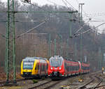 
Ein kleines Rennen Hamster vs. LINT, aber eher doch eine Paralellfahrt....
Zwei gekuppelte 4-teilige Bombardier Talent 2 der DB Regio, als RE 9 - Rhein Sieg Express (RSX) Aachen - Köln - Siegen, erreichen am 12.12.2016 bald den Bahnhof Betzdorf/Sieg (Gleis 105), während links der VT 205 (95 80 0640 105-2 D-HEB) ein Alstom Coradia LINT 27 der HLB (Hessische Landesbahn) auf dem Nebengleis  auf Gleis 101 einfährt.