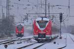 In diesen Tagen dürfen sich die 1440 in ihrem ersten richtigen Winter beweisen und fahren auch sehr zuverlässig. Hier erreicht 1440 229 den Bahnhof Grevenbroich während 1440 223 den Bahnhof gerade verlässt.

Grevenbroich 08.02.2021