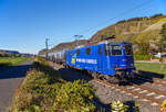   Die WRS Re 421 381-5 (91 85 4421 381-5 CH-WRSCH), ex SBB Re 4/4 II 11381 fährt am 13.10.2018, mit einem Kerosin (Flugturbinenkraftstoff der Güte Jet A-1) beladenen Kesselwagenzug, durch