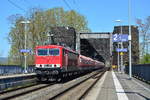 155 049 zog am Karfreitag den vorletzten Schrottzug aus dem Stillstandmanagement über die Rheinbrücke in Urmitz.