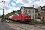 DB Cargo Siemens Vectron 193 313-4 mit gemischten Güterzug am 02.05.20 in Rüdesheim am Rhein von einen Gehweg aus fotografiert über einen Zaun.