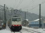 Unbekannte Railpool 185er rauscht mit ihrem Gterzug durch Vallendar/Rhein.21.12.10