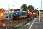 185 569-1 von MRCE kommt mit einem Kalkzug aus Sden nach Norden aus Richtung Koblenz und fhrt in Richtung Kln.