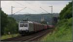 Die Jolina Lok (185 697-0) der Railpool ist mit einen Novelis Ganzzug (Aluteile & Walzen),auf der rechten Rheinstrecke bei Erpel unterwegs am 14.06.14.