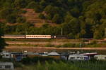 Ein kleiner Blick über den Rhein bei Trechtingshausen auf einen Autozug, der nicht als solcher auf dem Bild zu erkenen ist. Gezogen von einer 182 von MRCE, mit einem Wagenpark der irgendwie an die Popartwagen der 1970ziger Jahre erinnert und modernen Autotransportwagen gebildet. Freitag den 13.7.2018