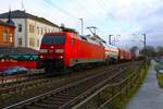 DB Cargo Siemens 152 077-4 mit Kesselwagenzug in Rüdesheim (Rhein) am 25.11.23