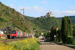 Endlich im rechten Licht steht die Marksburg bei Braubach am 10.05.2024, als diese schöne  SBB Cargo Lok mit ihrem KLV nach Norden zieht.