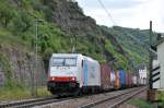 185 636-8 von ERS Railways zieht einen Containerzug rechtsrheinisch Richtung Koblenz.