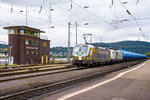 193 218 SETG mit DGS 42885 und schönen blauen Kesselwagen in Richtung Süden.Aufgenommen bei Siffwetter im Bahnhof von Rüdesheim am Rhein am 7.10.2016.