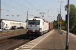 # Roisdorf 17  Die Siemens Vectron 193 818 mit einem Güterzug aus Koblenz/Bonn kommend durch Roisdorf bei Bornheim in Richtung Köln.