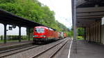 193 339 DB kommt mit einem Containerzug aus Norden nach Süden und kommt aus Richtung Köln,Bonn und fährt durch Rolandseck in Richtung Koblenz.