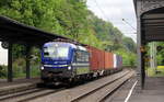 193 792 von der Rurtalbahn kommt mit einem Containerzug aus Norden nach Süden und kommt aus Richtung Köln,Bonn und fährt durch Rolandseck in Richtung Koblenz. 
Aufgenommen vom Bahnsteig in Rolandseck.
Am Vormittag vom 9.5.2019. 