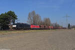 Am 11.03.2022 sind 189 090 und 031 (beide DB Cargo) mit ihrem Erzzug auf der linken Rheinstrecke bei Hürth auf  Weg nach Süden.