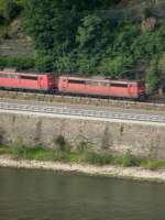 Zwei BR 151, die einen Kohlezug am Rhein in Richtung Wiesbaden ziehen. (Oberwesel, 06.07.2008)