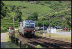 SBB Cargo Vectron 193111 erreicht hier auf der linken Rheinstrecke mit einem Containerzug am 27.6.2024 um 15.17 Uhr Oberwesel in Richtung Bingen.