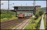 DB 185398-5 unterquert hier am 27.6.2024 um 16.10 Uhr das alte Brückenstellwerk in Bingerbrück. Die Lok ist mit einem Containerzug in Richtung Koblenz unterwegs.