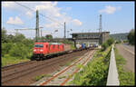 DB 185398-5 hat hier gerade das museale Brückenstellwerk Bingerbrück unterquert und ist am 27.6.2024 um 16.16 Uhr mit einem Containerzug in Richtung Koblenz linksrheinisch unterwegs.