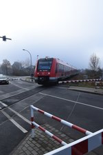 Den mittelerweile zum Haltpunkt degradierten Bahnhof Kuchenheim verlässt der 620 036 als S23 nach Bonn Hbf. Der nächste Halt auf seinem Weg ist Odendorf. 3.12.2016