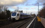 Ein Holländischer Regionalzug aus Maastricht(NL) nach Aachen-Hbf(D) und  kommt die Kohlscheider-Rampe hoch aus Richtung Herzogenrath und fährt durch Kohlscheid in Richtung Richterich,Laurensberg,Aachen-West,Aachen-Schanz,Aachen-Hbf. 
Aufgenommen vom Bahnsteig 1 in Kohlscheid.
Bei Sonne und Wolken am Kalten Nachmittag vom 28.1.2019. 