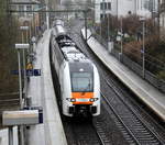 RRX 462 004 macht eine Testfahrt  von Düsseldorf-Hbf nach Aachen-Hbf  und kommt aus Richtung Rheydt,Wickrath,Beckrath,Herrath,Erkelenz,Baal,Hückelhoven-Baal,Brachelen,,Lindern,Süggerath,Geilenkirchen,Frelenberg,Zweibrüggen,Übach-Palenberg,Rimburg,Finkenrath,Hofstadt,Herzogenrath, Kohlscheid,Richterich,Laurensberg,Aachen-West und fährt durch Aachen-Schanz in Richtung Aachen-Hbf.
Aufgenommen von der Brücke in Aachen-Schanz.
Bei Regenwetter am Morgen vom 13.3.2019.