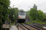 186 437-0 fährt jetzt für Crossrail kommt aus Richtung Aachen-West mit einem langen MSC-Containerzug aus Antwerpen-Krommenhoek(B) nach Germersheim(D) und fährt durch Aachen-Schanz in