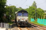 Die Class 66 653-04 fährt für Crossrail kommt aus Richtung Aachen-West mit einem langen MSC-Containerzug aus Antwerpen-Krommenhoek(B) nach Germersheim(D) und fährt durch Aachen-Schanz