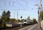 Ein Holländischer Regionalzug aus Maastricht(NL) nach Aachen-Hbf(D) und kommt die Kohlscheider-Rampe hoch aus Richtung Herzogenrath und fährt durch Kohlscheid in Richtung Richterich,Laurensberg,Aachen-West,Aachen-Schanz,Aachen-Hbf. 
Aufgenommen vom Bahnsteig 1 in Kohlscheid. 
Bei schönem Sonnenschein am Nachmittag vom 25.10.2019.