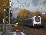 Ein Nachschuss auf einen Holländischer Regionalzug aus  Aachen-Hbf(D) nach Maastricht(NL) und kamm aus Richtung Aachen-West,Laurensberg,Richterich und fuhr durch Kohlscheid in Richtung Herzogenrath. 
Aufgenommen von Bahnsteig 2 in Kohlscheid. 
Am Nachmittag vom 19.11.2019.