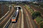 Kurz vor dem Neusser Hauptbahnhof ist die 111 164-0 im Sommer 1991 mit einem Zug der S 8 unterwegs