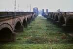 Blick vom Neusser Ufer auf die Vorlandbrücken der Rheinbrücke Düsseldorf - Neuss Anfang der 1980er Jahre.