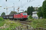 Durch den Rheydter Hbf kommt am Morgen des 15.9.2022 die 193 333 mit einem Schiebewandwagenzug gen Aachen gefahren.