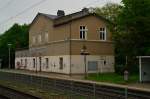 Als ich am Abend des 16. Mai 2013 in Wickrath halt macht, musste ich feststellen, das die Bahn sich des berdachs an Bahnsteig Gleis 1 entledigt hat. Ich frchte das es nur eine Frage der Zeit ist, bis auch der Rest des Empfangsgebudes den gleichen Weg geht wie die Bahnsteigberdachung. In Odenkirchen hat sich die Bahn ja auch von den Verkehrssicherungspflichten freigemacht und das Gebude entsorgt.Ich kenne halt Bilder aus dem Stadtarchiv, wo beide Gebude noch mit Quaderputz aus der Erbauerzeit versehen sind und das schmerzt wenn ein Stck Verkehrsgeschichte und dazu zhle ich auch die Hochbauten der Bahn verschwindet oder verrottet.