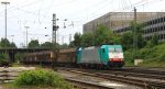 Die Cobra 2809 kommt aus Richtung Kln,Aachen-Hbf mit einem langen Papierzug aus Kln-Gremberg nach Zeebrugge(B) und fhrt in Aachen-West ein in der Abendsonne und Wolken am Abend vom 28.6.2013.