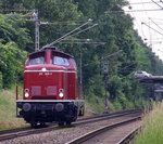 211 345-4 AIXrail kommt die Kohlscheider-Rampe hoch aus Richtung Neuss,Herzogenrath als Lokzug aus Neuss nach Stolberg-Hbf(Rheinland) und fährt durch Kohlscheid in Richtung Richterich,Laurensberg,Aachen-West. 
Aufgenommen vom Bahnsteig 1 in Kohlscheid. 
Am Abend vom 16.6.2016.