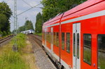Der allein fahrende 1440 317 hat auf dem Weg nach Mönchengldbach in Hochdahl angehalten. Währenddessen ist ein RE 7 auf dem umgeleiteten Weg nach Düsseldorf außen vorbeigefahren und hat bereits die Rampe hinunter nach Erkrath erreicht (18.7.16).