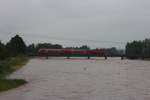 Land unter durch Starkregen in Sachsen, ber die fast volle Flutrinne der Zwickauer Mulde in Glauchau fhrt die RB 17210 mit einer Unbekannten 143er nach Zwickau (Sachs) Hbf. 02.06.2013