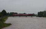 Land unter durch Starkregen in Sachsen, ber die fast volle Flutrinne der Zwickauer Mulde in Glauchau fhrt die RB 26448 mit einer Unbekannten 143er nach Neukieritzsch. 02.06.2013