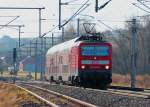 143 947-0 kommt am 16.12.2013 mit dem RE 3 (RE 4767) aus Hof nach Dresden Hbf durch die Ortschaft Mosel b. Zwickau gefahren, nächster Halt ist Glauchau (Sachs).
