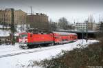 143 070 fhrt mit vllig zugewehter Front am Vormittag des 27.01.07 an der Spitze der RB aus Zwickau in Chemnitz Hbf ein.