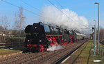 01 0509-8 und 01 1519-6 fahren am 02.04.2016 mit der Erzgebirgsrundfahrt als DPE 95987 (Dresden Hbf - Cheb) durch den Haltepunkt Oberrothenbach. Von Cheb aus geht es weiter über Chomutov, Decin weiter nach Dresden und von dort aus zum Endpunkt nach Plauen (Vogtl) Ob Bf.