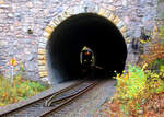 Licht am Ende des Tunnels: Citylink 436 der Chemnitzbahn (Linie C15) taucht in die Dunkelheit des Harras-Tunnels auf der Kursbuchstrecke 516 Hainichen - Niederwiesa - Chemnitz ein.