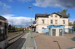 Das Empfangsgebäude mit dem Bahnsteig 1, am 11.10.2024 in Hainichen.