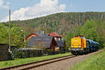 Hier zusehen ist 293 023 am 12.5.24 mit einem aus Schotterwagen bestehenden Zug kurz vor Hennersdorf (Sachsen) auf dem Weg nach Annaberg-Buchholz.