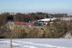 Hier zusehen ist der WFL-Ersatzzug gezogen von 223 015 als RE 6 am 20.1.24 auf dem Bahrebachmühlenviadukt bei Chemnitz Richtung Chemnitz Hbf.