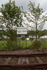 In Markersbach steht nahe des Bahnhofs dieses Schild an der Erzgebirgischen Aussichtsbahn.