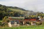 50 3616-5 am 06.10.2012 im Ortsgebiet von Markersbach. Hier berquert sie die Brcke nahe des Freibades.